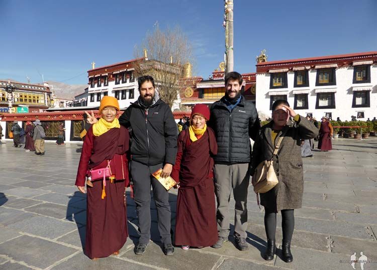 Enor, Katz y monjes, Plaza del Monasterio Jokhang, Lhasa