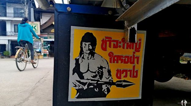 0762. Tuk tuk decorado con Rambo en Vang Vieng, Laos