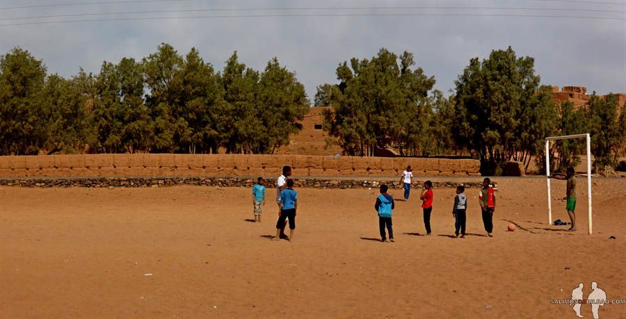 Niños jugando a Fútbol, Hotel Locals under the stars, Mhamid, Marruecos
