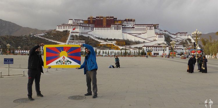 DIARIO Siete días en el TIBET y cuatro en CHINA free tibetEnor y Katz, PS Bandera Tibet, Potala desde la Plaza Tibet Peaceful Liberation Monument, Lhasa