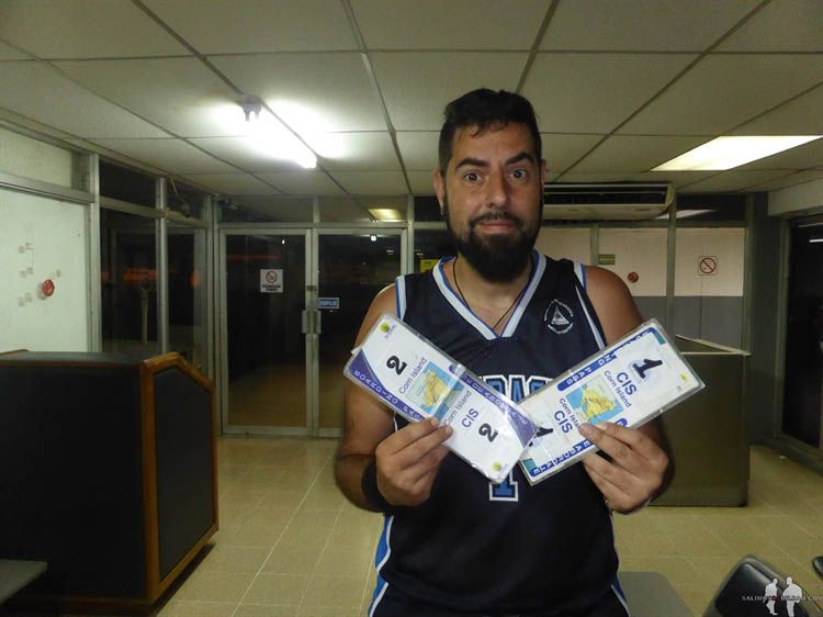 Katz con las tarjetas de embarque, Aeropuerto de Managua