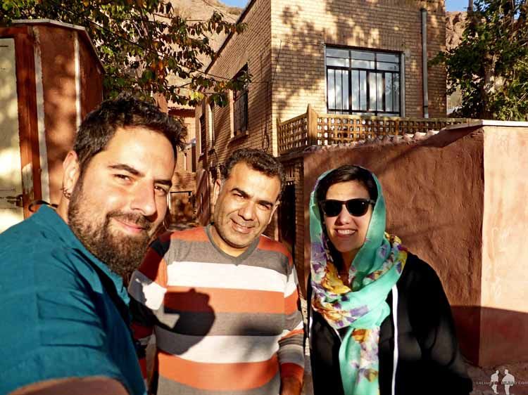 DIARIO: Dos semanas en IRAN por libre Taxista Medhi, Katz y Saioa, Abyaneh