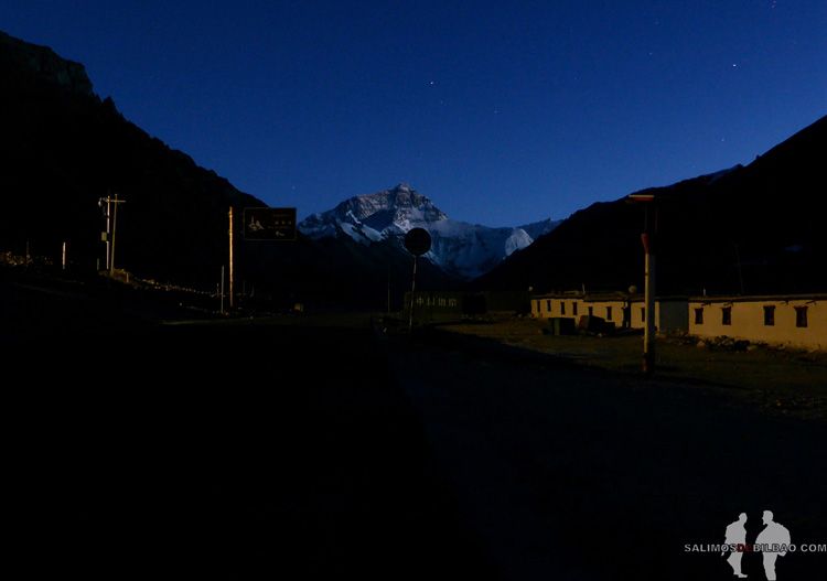 Everest de noche, Vistas desde Rongbuk Guesthouse, Campamento Base del Everest de la cara norte en Tibet