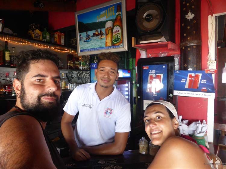 Katz, Saioa y camarero, Bar Bahía del Sur, San Juan del Sur
