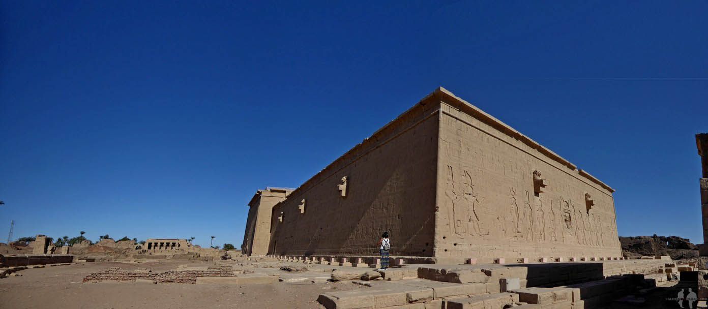 Panorámica extrerior trasera del Templo de Dendera, Egipto