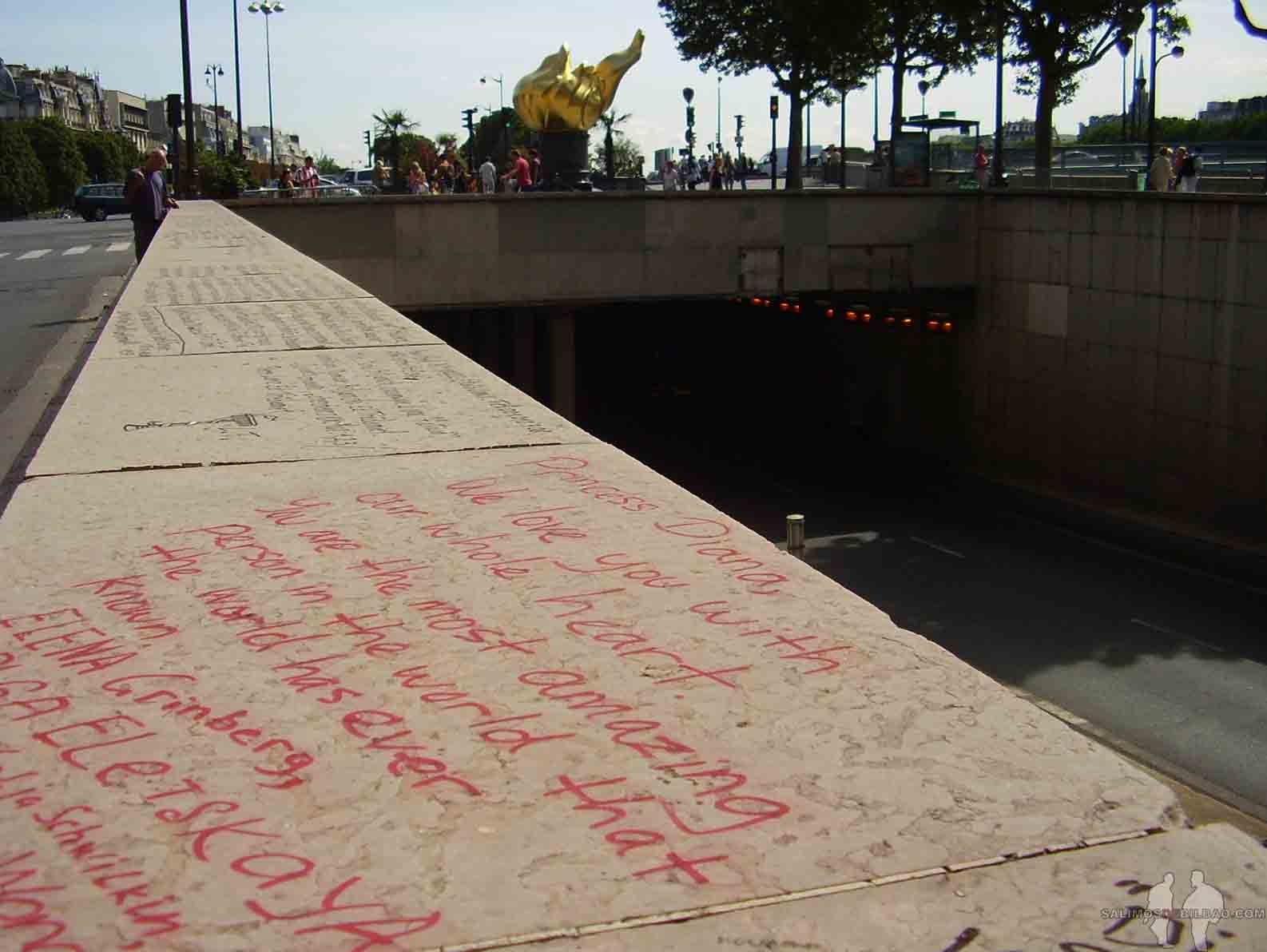 Puente del Alama LADY DI EN PARIS, COMO UNA VELA AL VIENTO