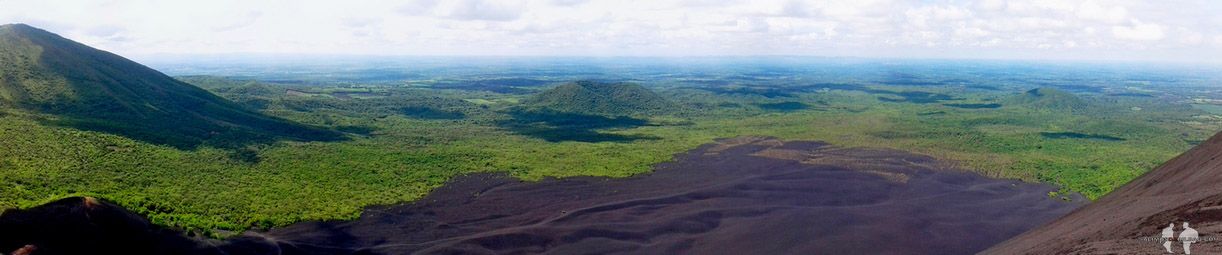 PanorÃ¡mica desde la cima del VolcÃ¡n Cerro Negro en LeÃ³n de Nicaragua