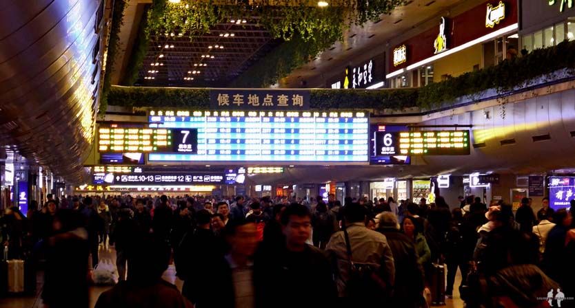 TRANSTIBETANO En TREN entre TIBET y CHINA Estación de tren, Pekín