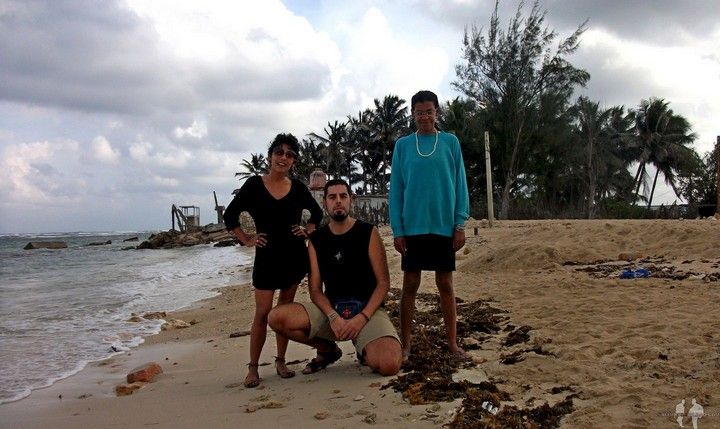 Viajar por libre a Cuba con Yeni y Roberta en la playa de Sanata Fe