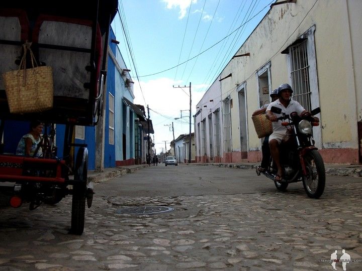 Viajar por libre a Cuba Llegada a Trinidad Moto cubana