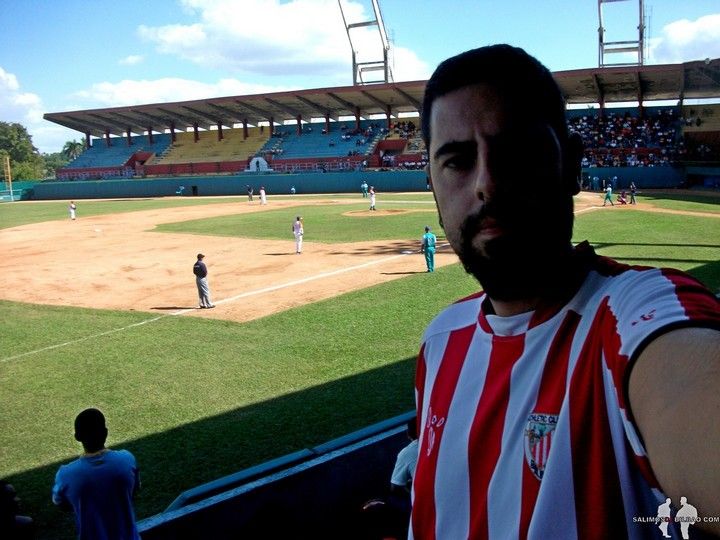 Diario de Cuba aburrido viendo beisbol en Sancti Spiritus