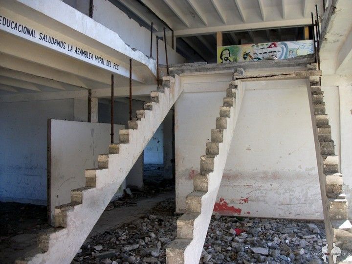 Viajar por libre a Cuba diario de cuba Colegio en ruinas en baracoa