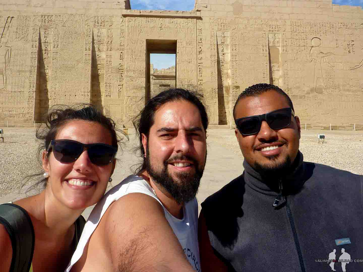 Katz, Hassan y Saioa, Templo de Medinet Habu, Luxor