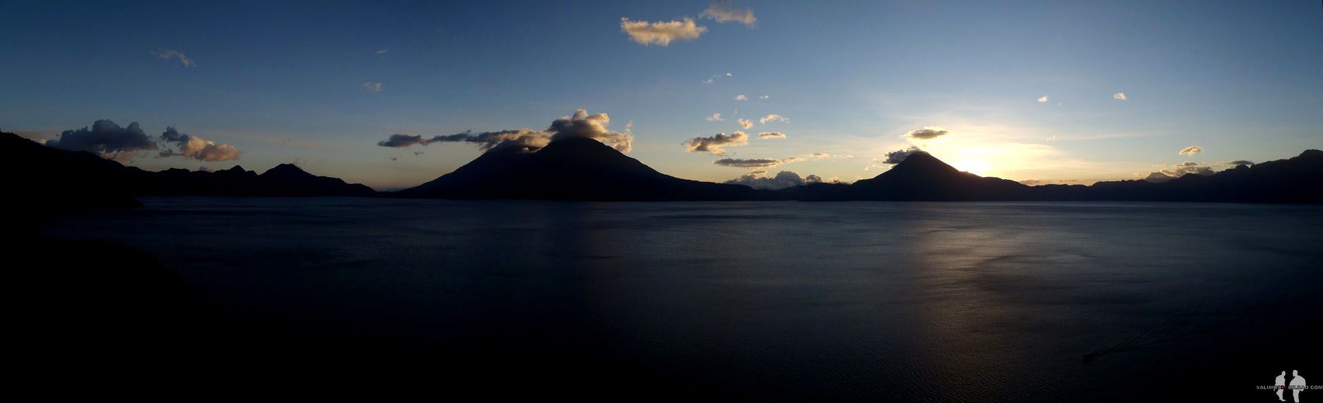  Panorámica del Lago Atitlan al anochecer