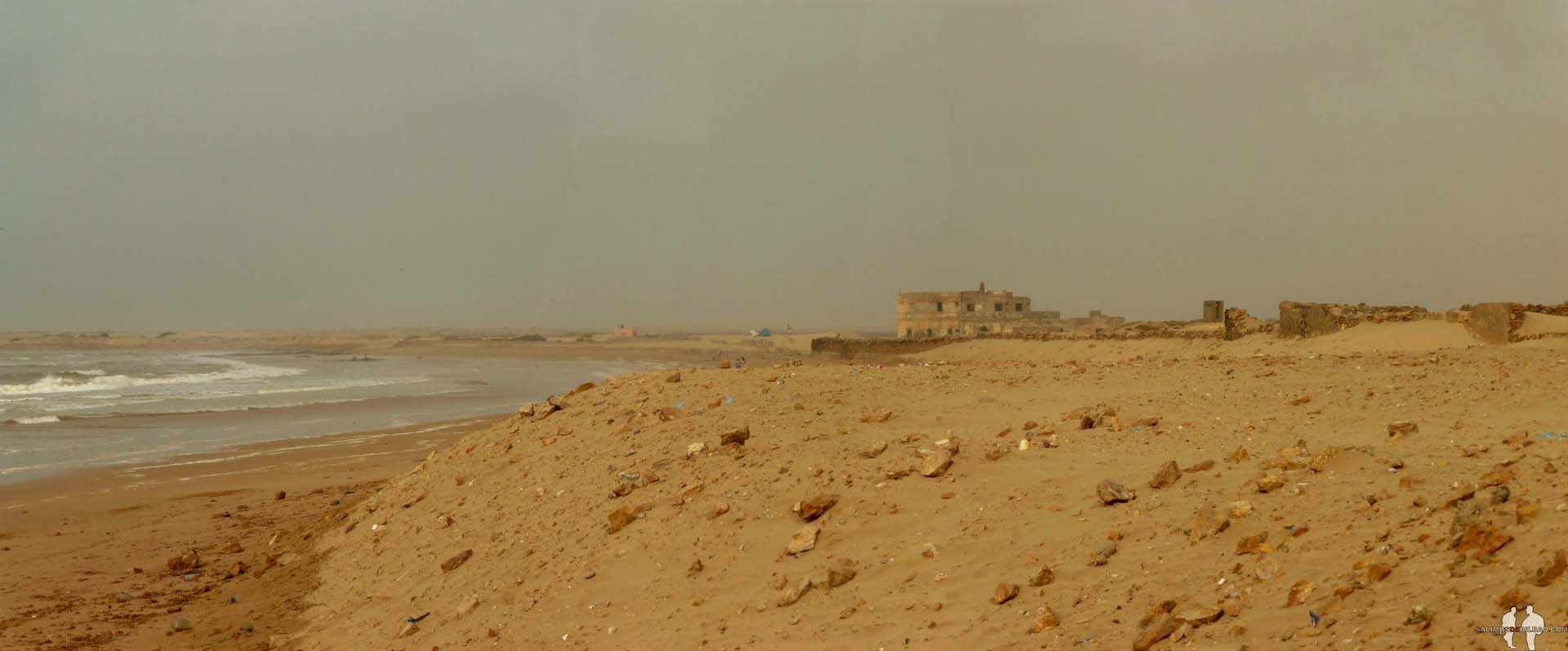 Viajar por libre a Marruecos Pano, Edificio abandonado junto a la playa, Tarfaya