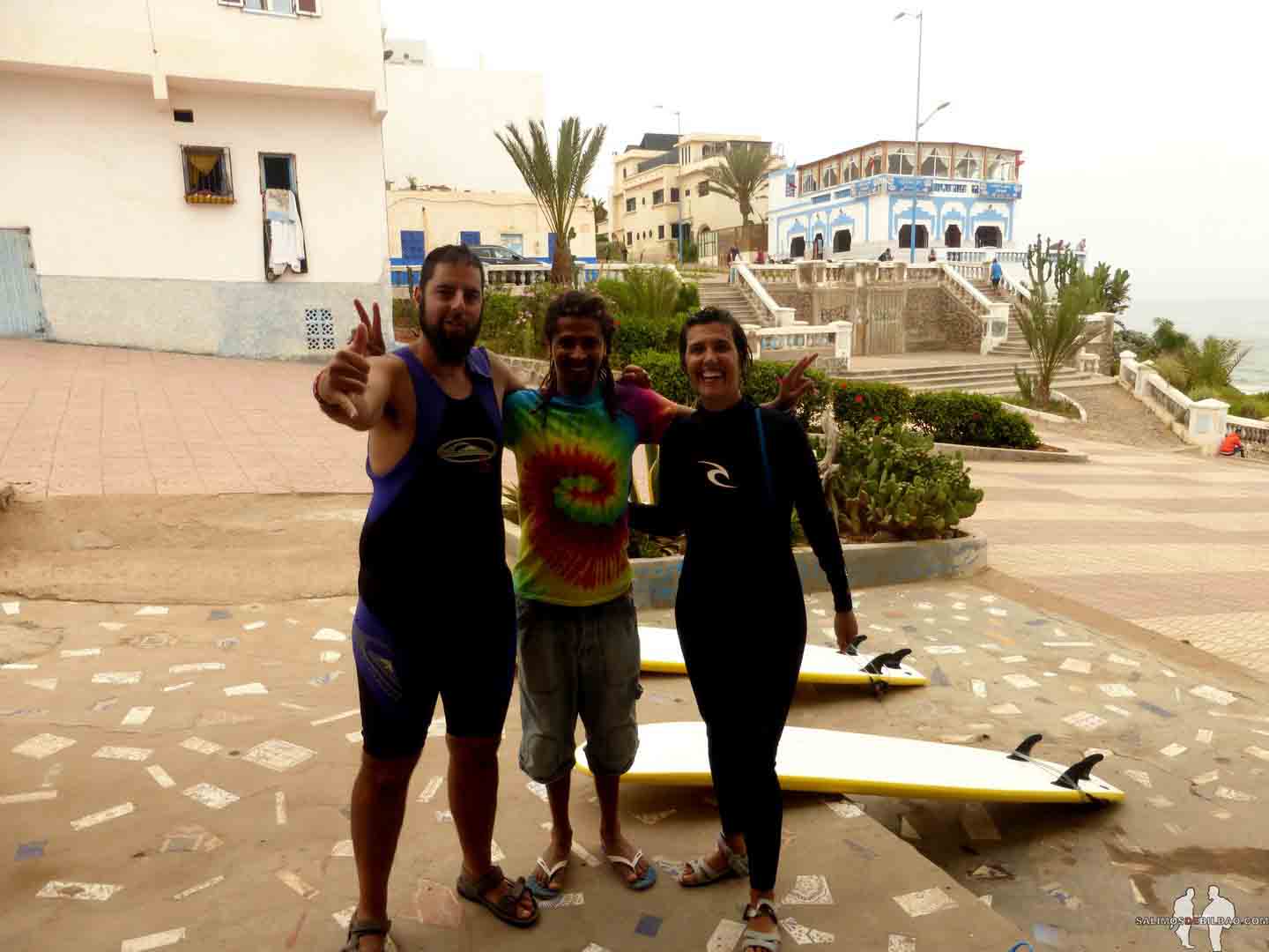 Viajar por libre a Marruecos Katz y Saioa con profe Surf, Sidi Ifni