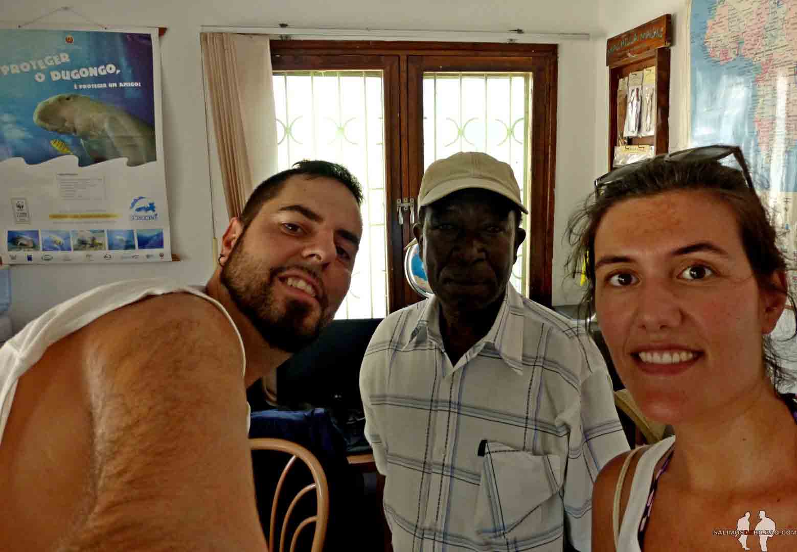 Katz, Saioa y Jacob, Oficina de Info Turística, Vilanculos, Mozambique
