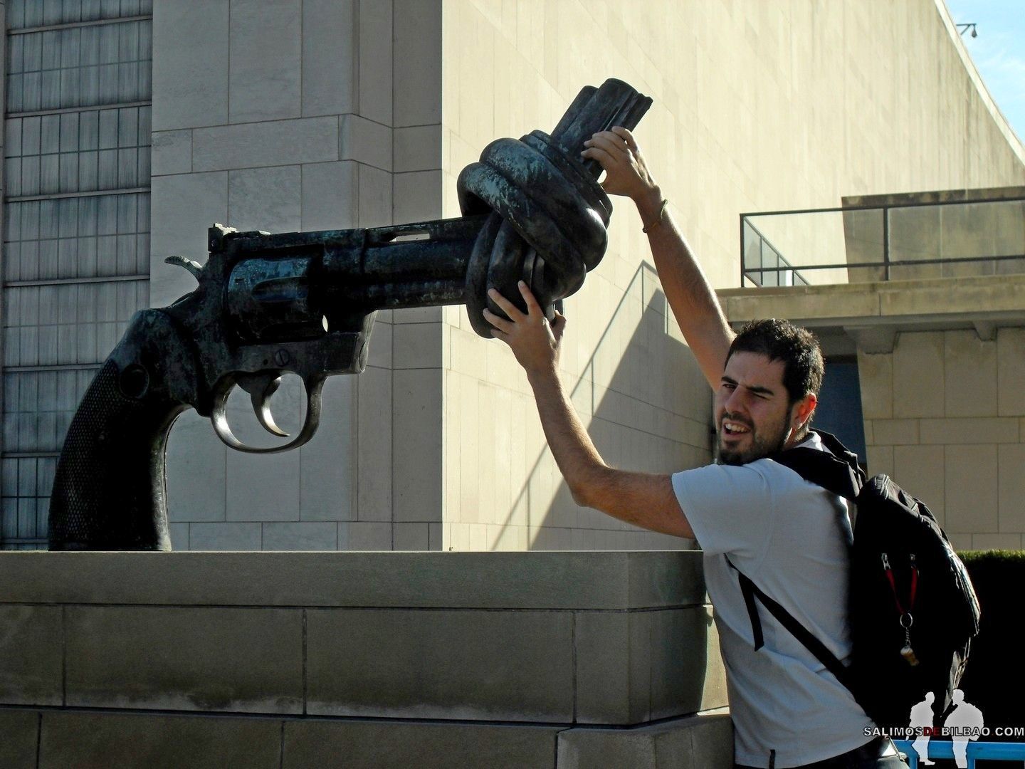 Escultura de pistola con nudo frente al Edificio de las naciones unidas