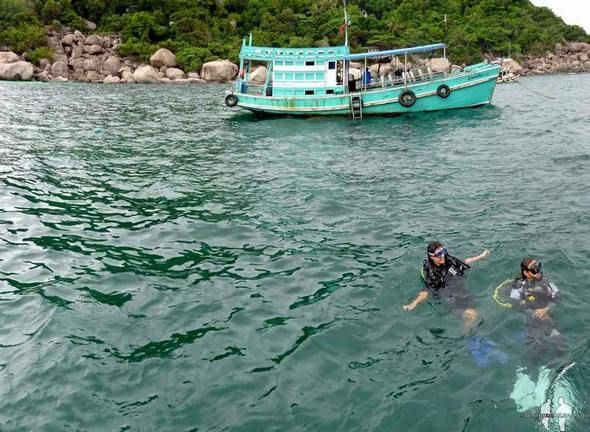 Viajar por libre a Tailandia Jose y Saioa, Primer salto de buceo, Barco de Pura Vida, Koh Tao