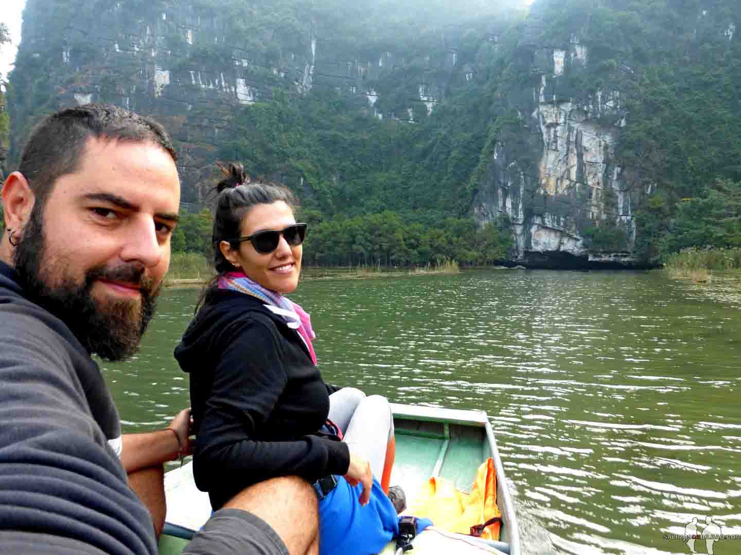 Katz y Saioa, Excursión en bote de remos, Río Ngo Dong, Tam Coc
