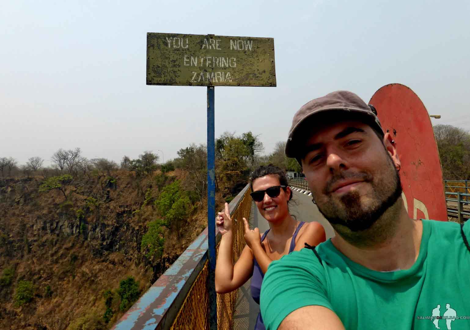 Viajar por libre a Zimbabue Katz y Saioa, entrando en Zambia, Puente fronterizo