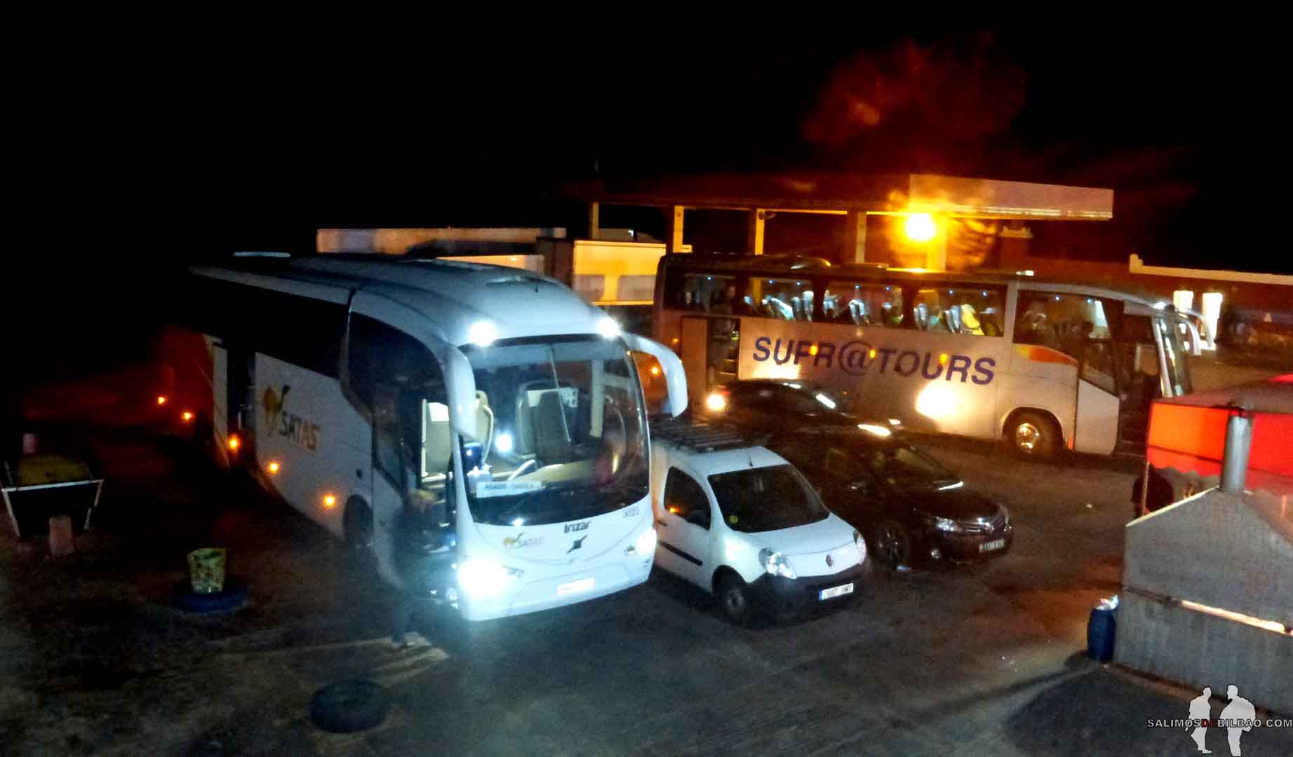 Viajar por libre al Sahara Occidental Parada bus nocturno de Dakhla a Laayounne
